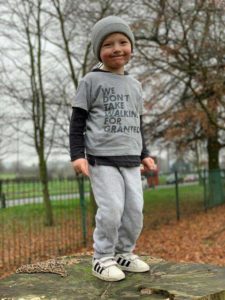 Oscar in 'We don't take walking for granted' t-shirt